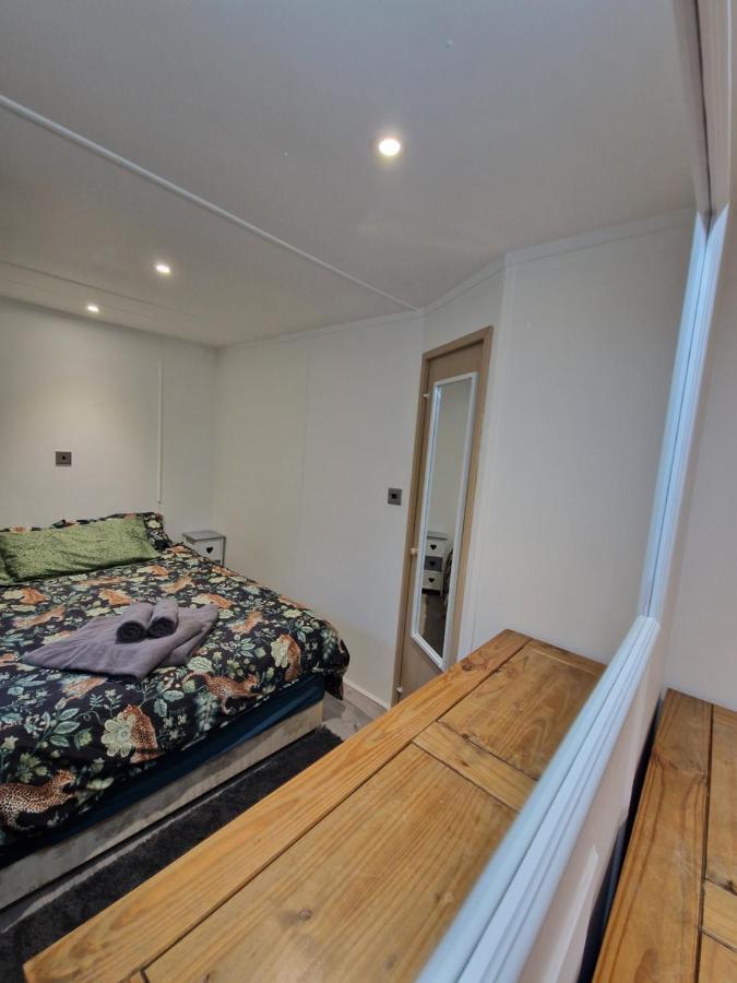 Featheredge Corner Lodge Вэллс Экстерьер фото
