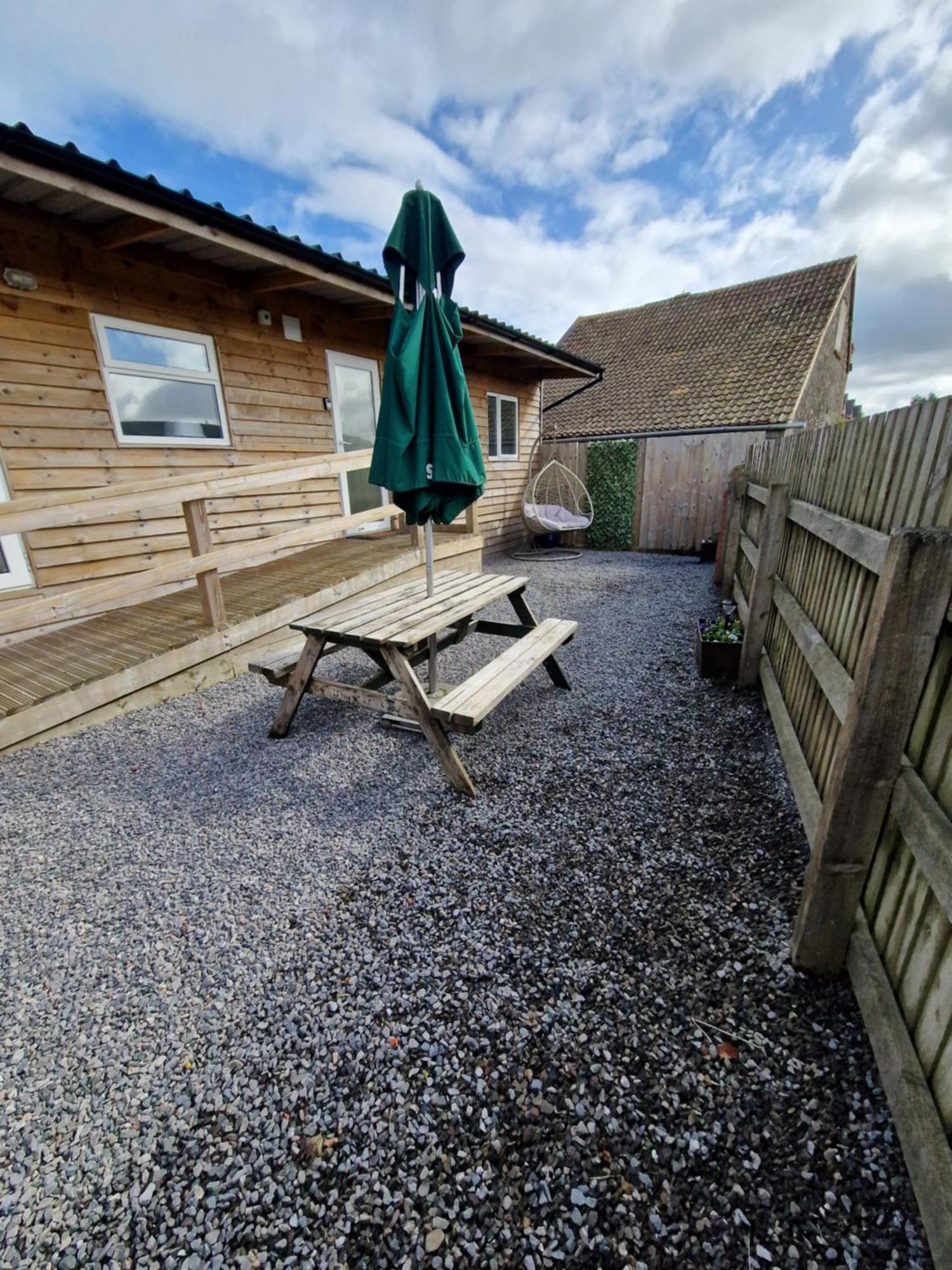 Featheredge Corner Lodge Вэллс Экстерьер фото